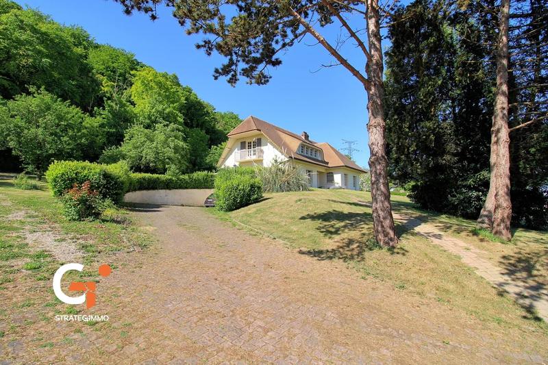 Maison - 235 m² - 8 pièces