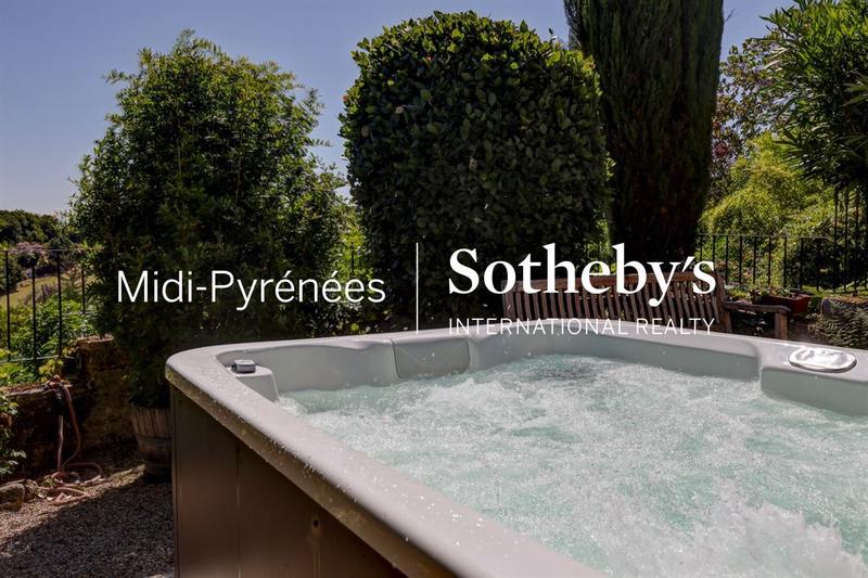 Maison de ville - 336 m² - 10 pièces