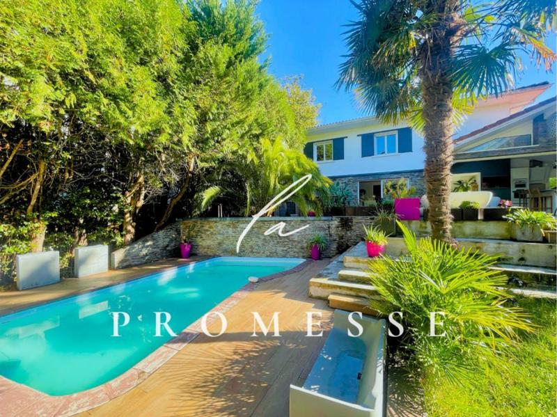 Villa - 301 m² - 9 pièces