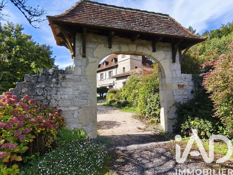 Maison - 250 m² - 8 pièces