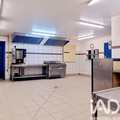 Maison - 930 m² - 4 pièces