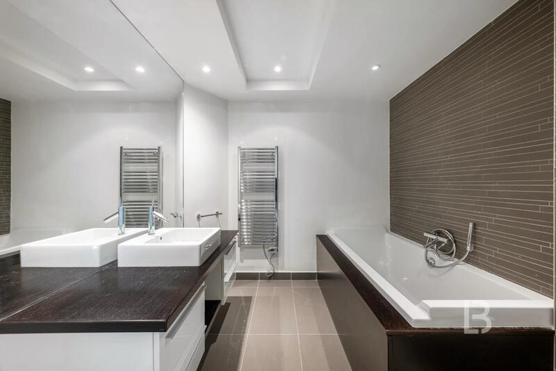 Maison - 588 m² - 8 pièces