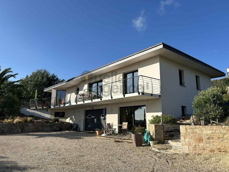 Maison - 216 m² - 9 pièces