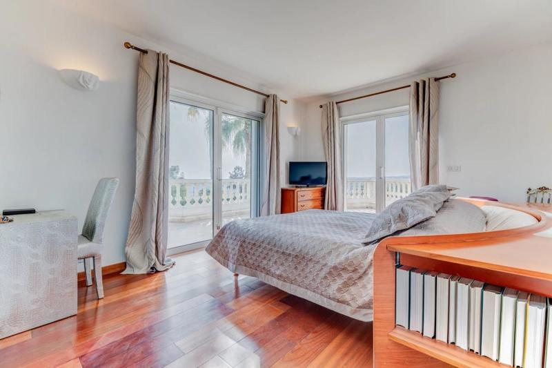 Villa - 303 m² - 7 pièces