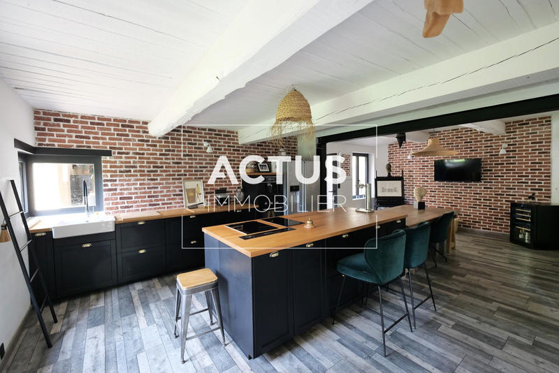 Maison - 233 m² - 8 pièces