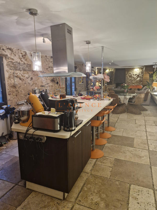 Propriété - 361 m² - 12 pièces