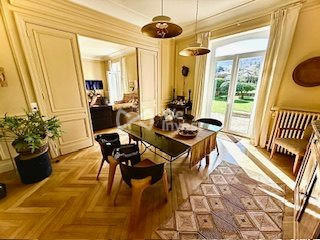 Maison - 260 m² - 8 pièces