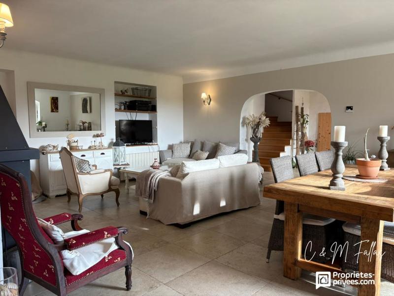 Maison - 205 m² - 9 pièces