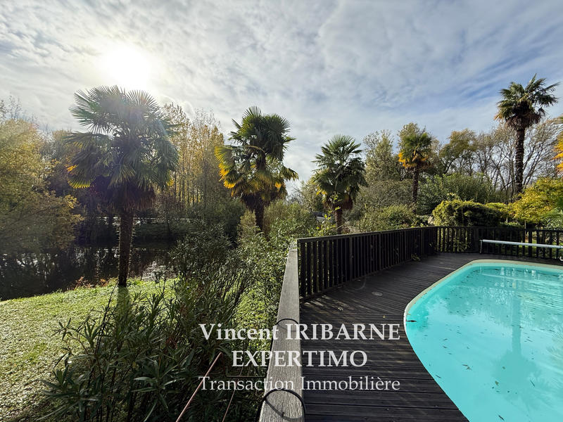 Propriété - 245 m² - 8 pièces