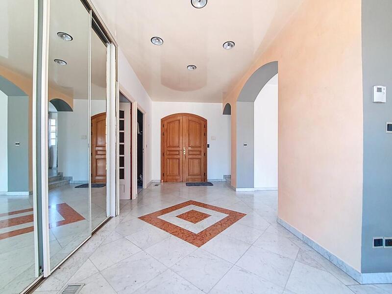 Maison - 227 m² - 5 pièces