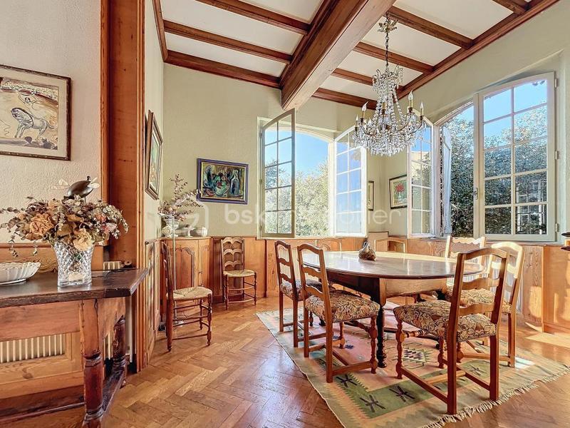 Maison - 280 m² - 10 pièces