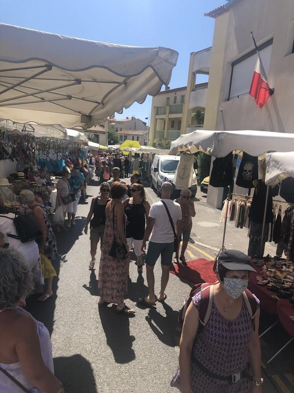 Marché de Sauset les Pins