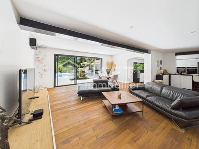 Maison - 260 m² - 7 pièces