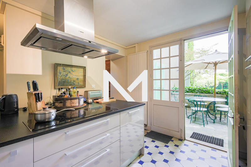 Maison - 761 m² - 16 pièces