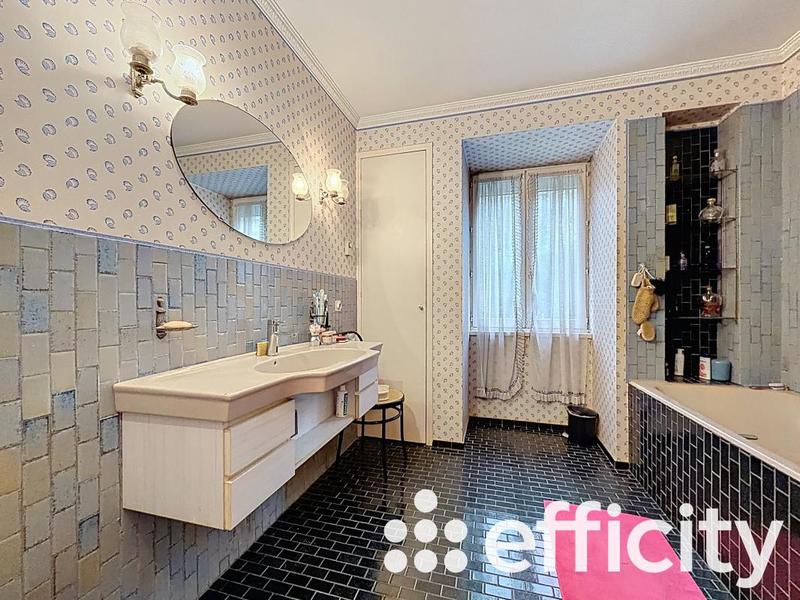 Maison - 221 m² - 5 pièces