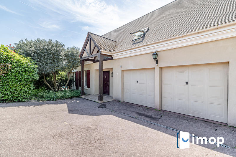 Maison - 225 m² - 7 pièces