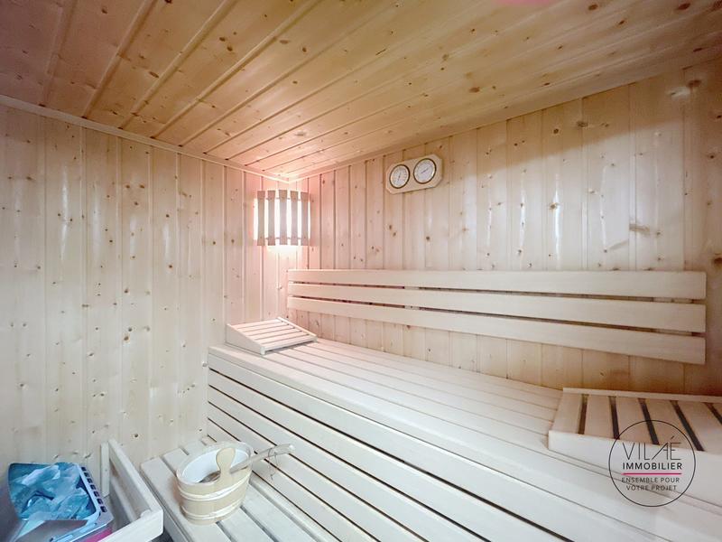 Maison - 235 m² - 8 pièces