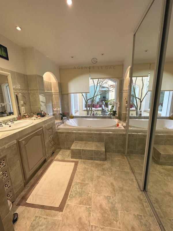 Maison - 250 m² - 6 pièces