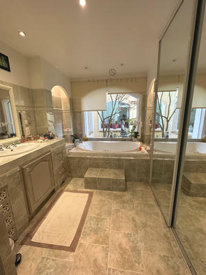 Maison - 250 m² - 6 pièces