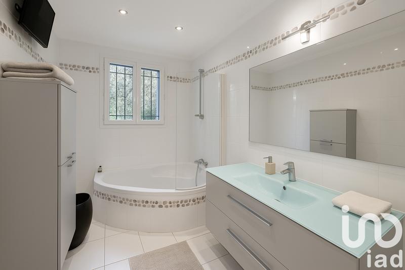 Maison - 180 m² - 8 pièces