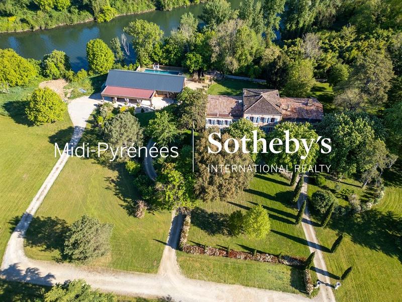 Maison - 1 000 m² - 20 pièces