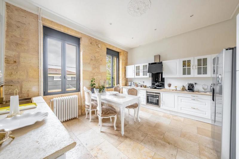 Maison - 1 000 m² - 7 pièces