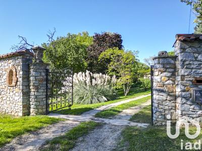 Maison - 369 m² - 11 pièces