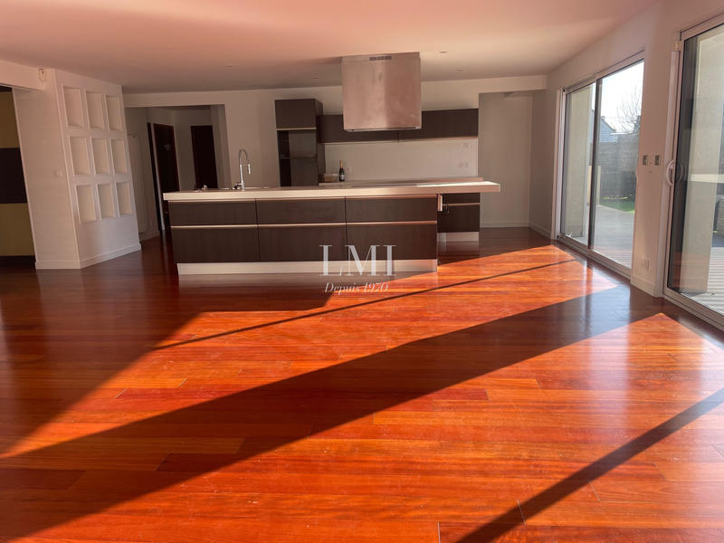 Maison - 300 m² - 9 pièces