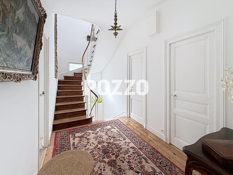 Maison - 219 m² - 8 pièces