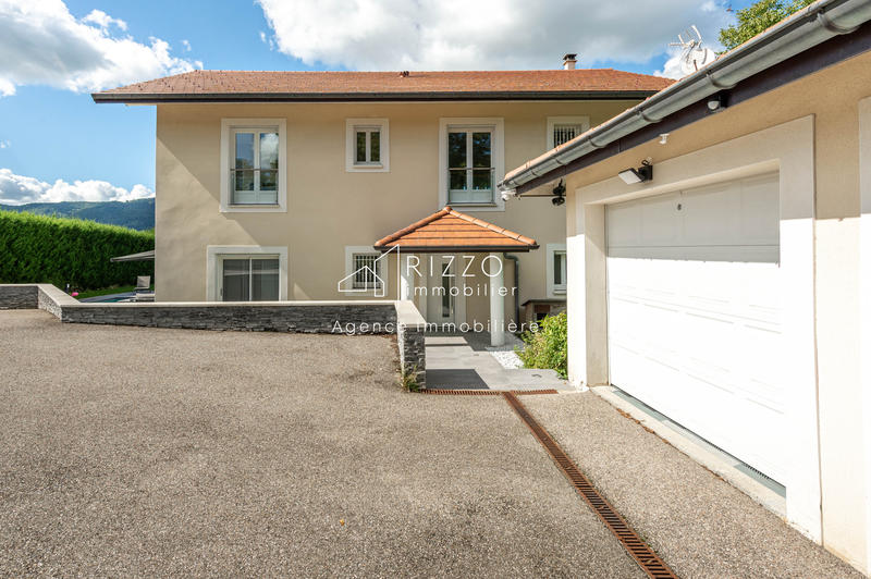 Maison - 228 m² - 8 pièces