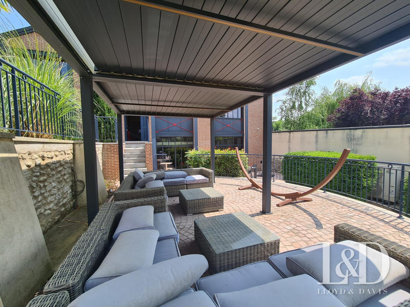 Maison - 750 m² - 14 pièces