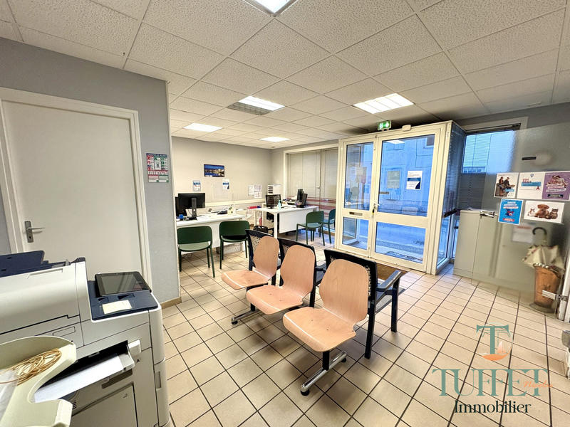 Local commercial - 150 m² - 8 pièces