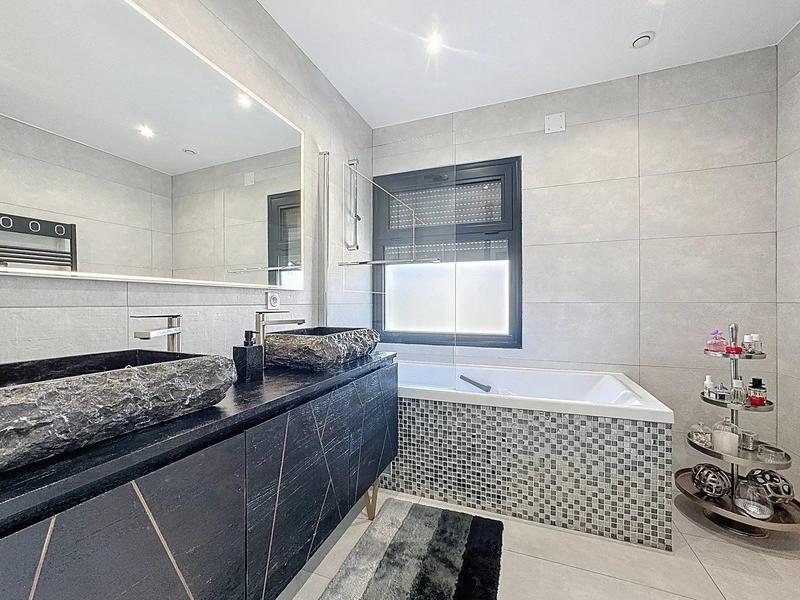 Maison - 235 m² - 8 pièces