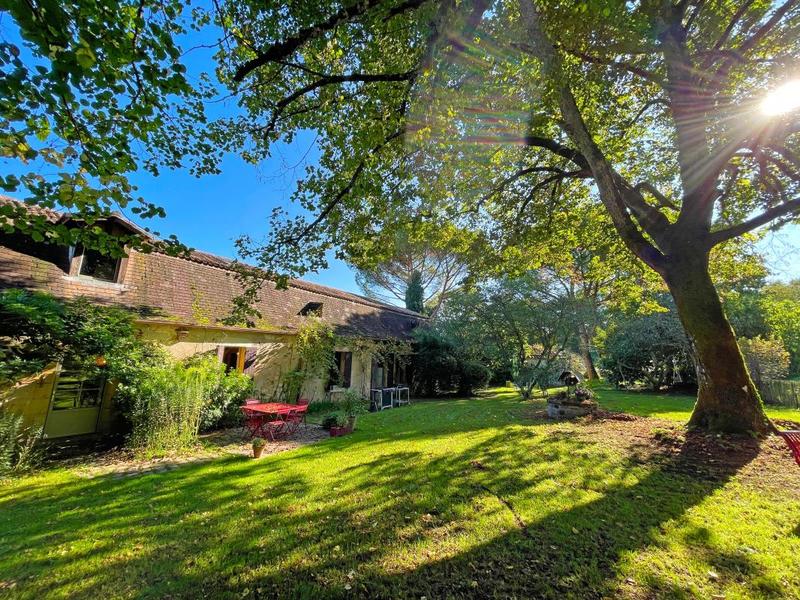 Propriété - 247 m² - 11 pièces