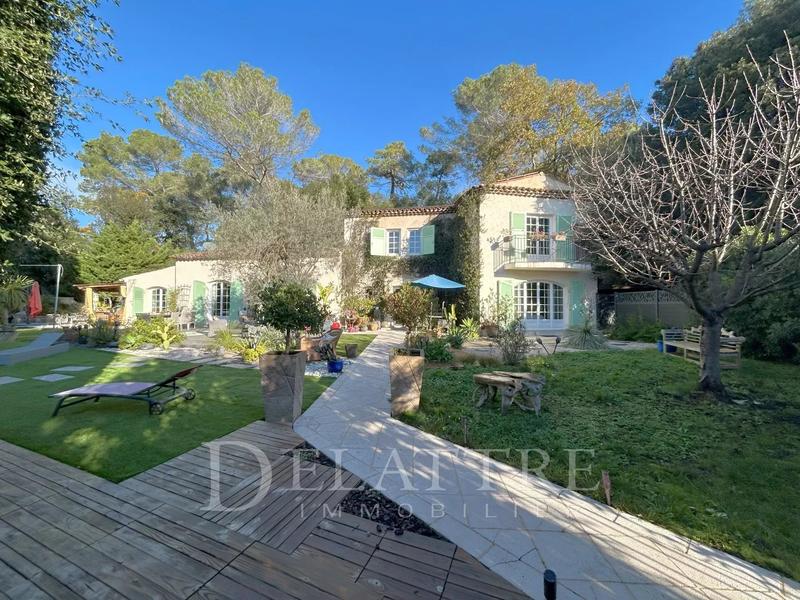 Villa - 259 m² - 5 pièces