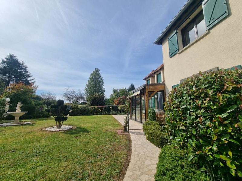 Maison - 221 m² - 8 pièces