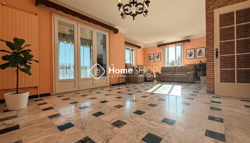 Maison traditionnelle - 230 m² - 8 pièces