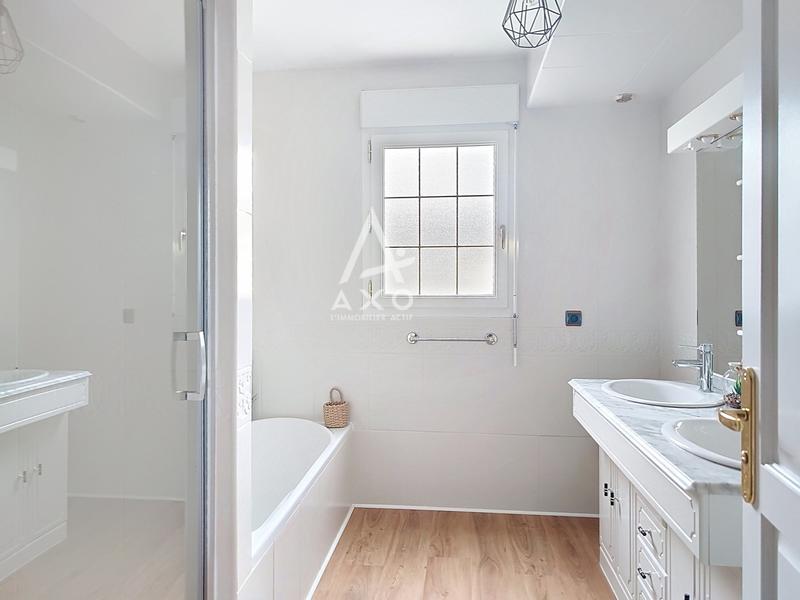 Maison - 285 m² - 10 pièces