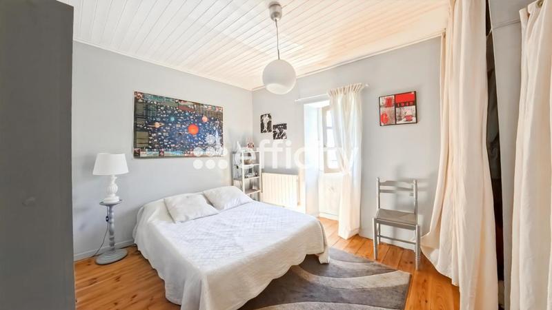 Maison - 250 m² - 8 pièces