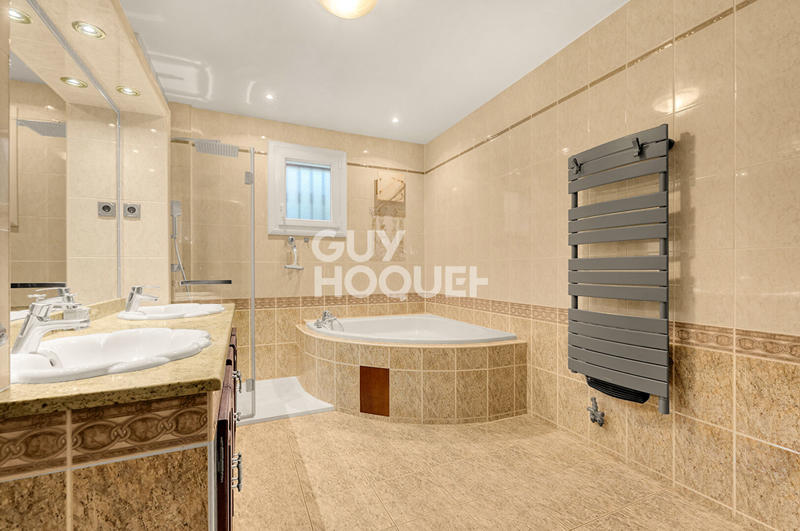 Maison - 221 m² - 7 pièces