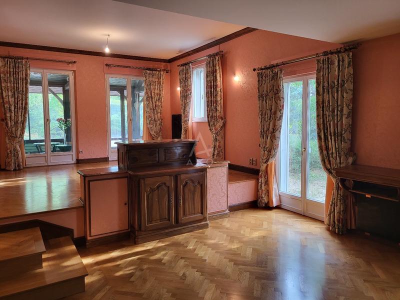 Maison - 218 m² - 8 pièces