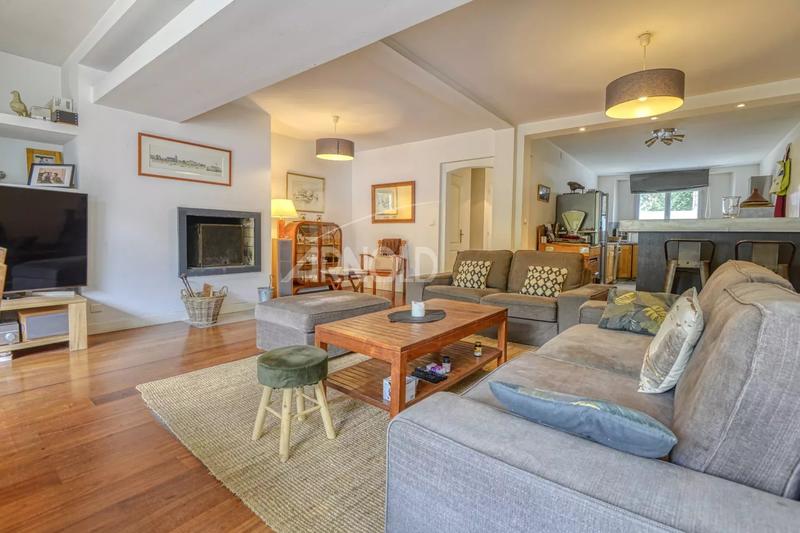 Maison - 204 m² - 8 pièces