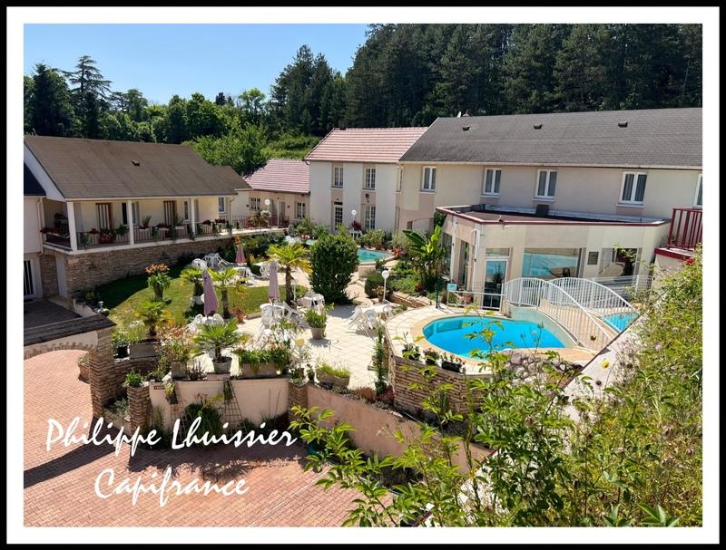 Propriété - 1 458 m² - 34 pièces