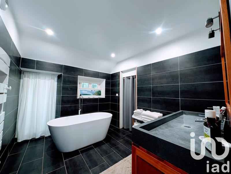 Maison - 210 m² - 6 pièces