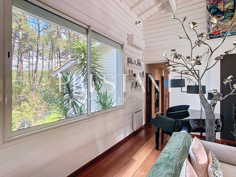 Maison - 260 m² - 10 pièces