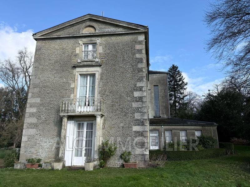Propriété - 1 040 m² - 24 pièces