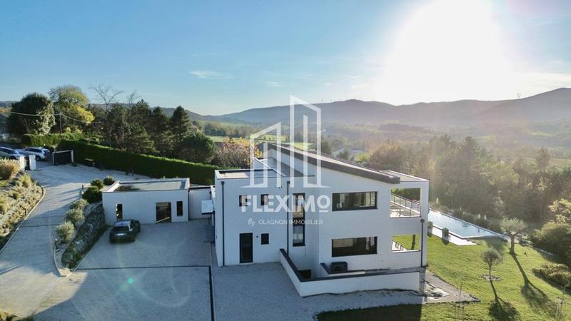 Villa - 300 m² - 9 pièces