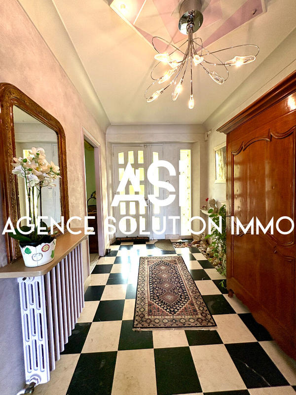 Maison - 214 m² - 8 pièces