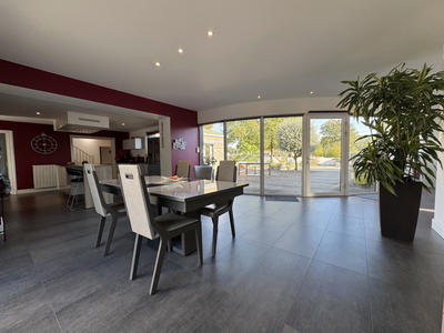 Maison - 290 m² - 9 pièces
