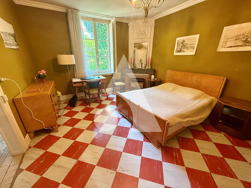 Maison - 310 m² - 11 pièces